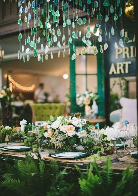 decoration reception mariage theme mineral, guirlande de pierre preciseuse suspendu au dessus table